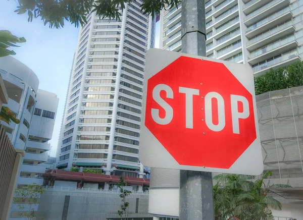 Singapur Marca 2018 Zatrzymaj Znak Interakcji Wiszące Post Ulica Handlowa — Zdjęcie stockowe