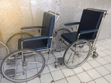 Hastanelerdeki hastalar için tekerlekli sandalyeler. Boş Tekerlekli Sandalye hastane koridorunda kullanmak için bekleyin.