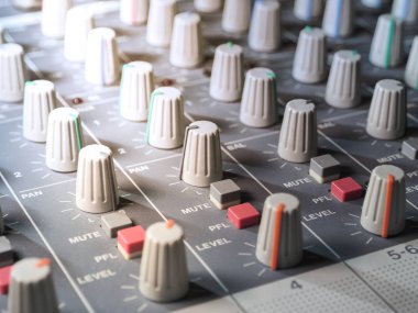 Ses ekolayzır karıştırma. Ses karıştırma için profesyonel stüdyo ekipmanları. Müzik stüdyosu görüntüsü. Yakın çekim ve seçici odaklama.