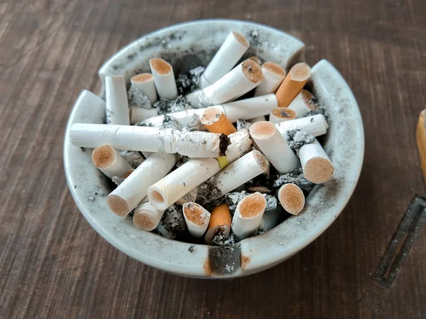 Filtro Cigarro Cinzeiro Cerâmica Branca Sobre Fundo Madeira Imagem Conceito — Fotografia de Stock