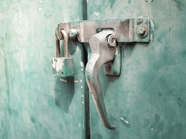 Yeşil Eski Çelik Kapı Dolabında Kapı Lekesi Ile Kilitleme — Stok fotoğraf