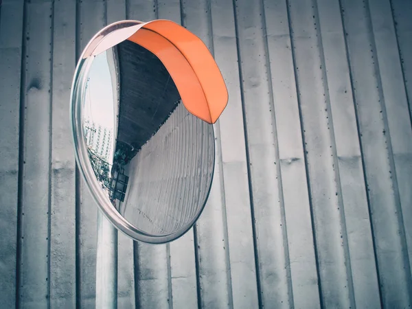 Reflexionen Der Straße Von Verkehrskonvexen Spiegelmasten Für Die Verkehrssicherheit Des — Stockfoto