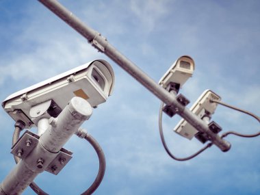 Kamu koruma için yüksek bir kutup üzerinde 3 Cctv güvenlik kameraları. Mavi gökyüzüne karşı şehirde Gözetim Cctv. 