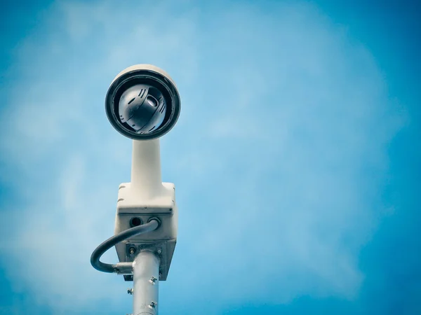 360度魚眼ドームCctvは 青空に対する列にインストールされています あなたのテキストを配置するためのスペースを持つセキュリティ監視のためのCctv — ストック写真