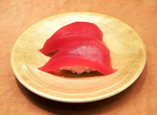 Tonhal Sushi Nigiri Sushi Arany Lemez Ízletes Japán Konyha Rizzsel — Stock Fotó