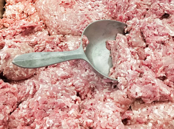 スーパーマーケットでのトレイセールで生の豚肉粉砕や豚チョップ クローズアップ食品画像 — ストック写真