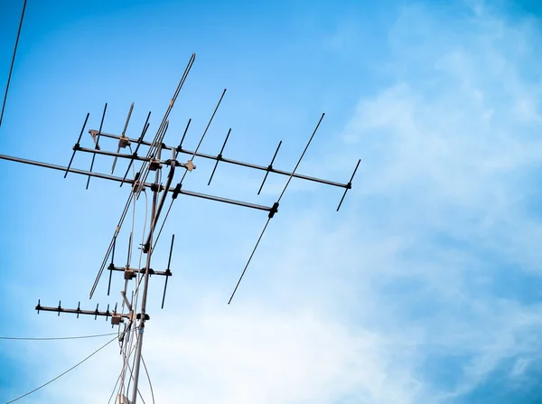 Vieja Transmisión Señal Antena Televisión Azul Cielo Comunicación Tecnología Antigua —  Fotos de Stock