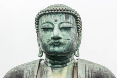 Amitabha Buddha'nın anıtsal bronz heykeli. Beyaz arka plan üzerinde Kamakura Daibutsu.