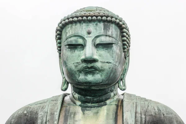 アミタバ ブッダの記念碑的なブロンズ像 白い背景に鎌倉大仏 — ストック写真