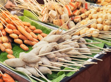 Kızarmış balık köfte ve kızarmış çeşitli köfte domuz eti, tavuk, sığır eti, şiş üzerinde sosis yapılan satışa hazır. Tay fast food. 