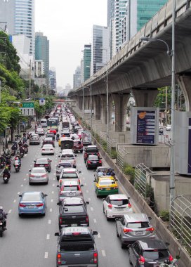 Bangkok, Tayland - 1 Ekim 2019 : Sathorn yolunda duman ve kirlilik Pus ile trafik sıkışıklığı. Bangkok'un ana yolları. Bangkok Tayland Bad hava pm 2.5