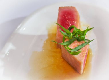 Kavrulmuş sığır eti veya domuz eti beyaz plaka, Modern füzyon mutfağı üzerinde biber sosu veya domates sosu servis.