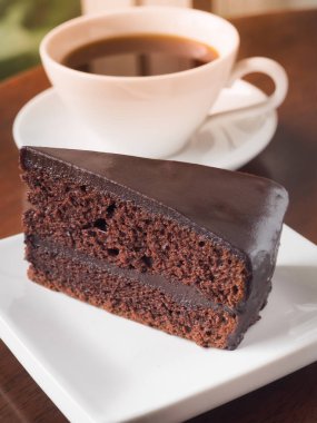 Beyaz tabakta bir dilim çikolatalı pasta. Çikolatalı pastadan yapılmış..