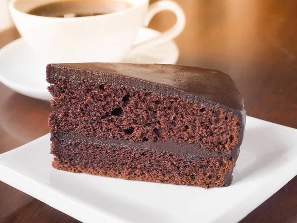 Egy Szelet Csokitortát Fehér Tálcán Csokoládé Réteg Torta — Stock Fotó