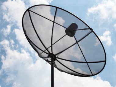 Gökyüzü arkaplanlı Büyük Anten Telekomünikasyon uydu anteni. Siluet ve uydu antenini kapat.