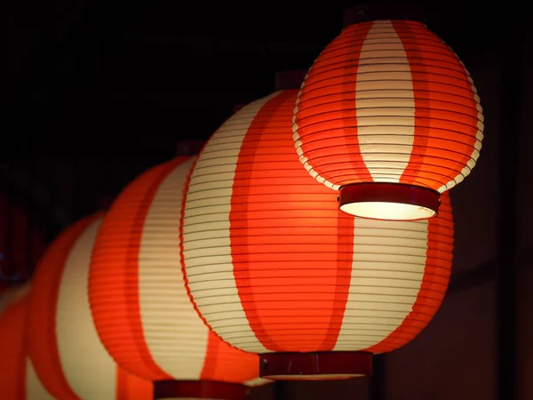 Lanternas Vermelhas Brancas Escuridão Lanternas Japonesas Chinesas Fechar Foco Seletivo — Fotografia de Stock