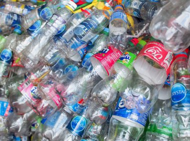 Bangkok, Tayland - 19 Ekim 2019: Bangkok, Tayland 'da halka açık bir parkta geri dönüşüm için toplanan boş plastik şişe yığını.