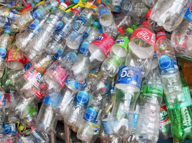 Bangkok, Tayland - 19 Ekim 2019: Bangkok, Tayland 'da halka açık bir parkta geri dönüşüm için toplanan boş plastik şişe yığını.