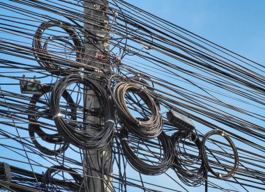 Elektrik direğindeki birçok elektrik kablosu, kablo, telefon hattı Bangkok, Tayland 'ın her sokağındaki kablo ve kablo kaosu..