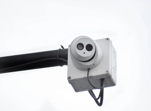 Kamu Güvenliği Için Yüksek Bir Direkte Güvenlik Kamerası Var Beyaz — Stok fotoğraf