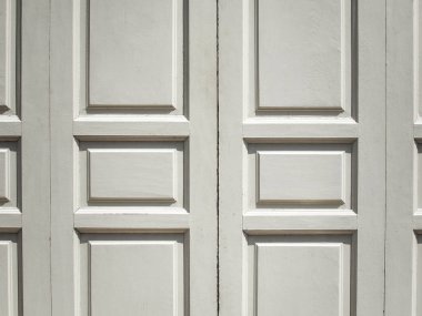 Arka plan olarak kullanılan beyaz tahta paneller. Ahşap arka planda beyaz pencere. İç dekorasyon ya da dış tasarım için kullanılır..