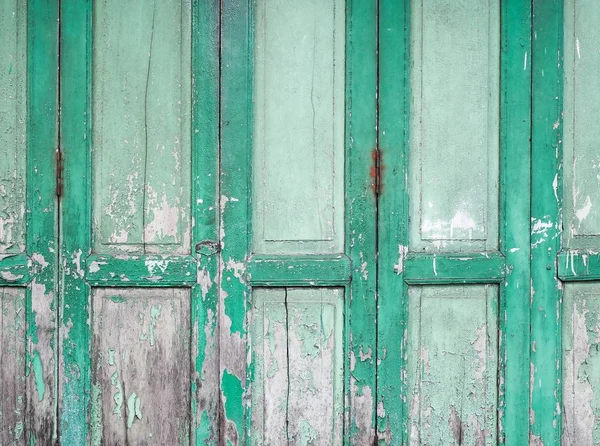 古い緑の塗装パネル木製のドアの背景 緑の木製のみすぼらしい板の質感と背景 — ストック写真