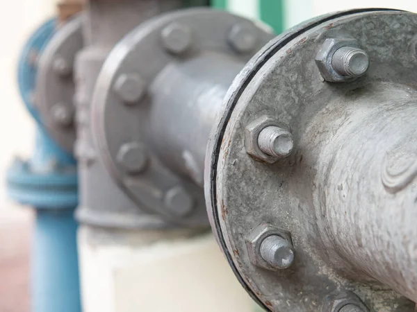 Oude Ijzeren Moer Bout Met Pijpflens Watertank Selectieve Focus Close — Stockfoto