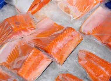 Süpermarkette ya da deniz ürünleri pazarında satılmak üzere plastik paketlenmiş taze somon filetosu. Sağlıklı yemek.