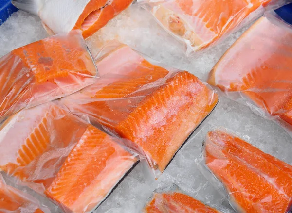 Süpermarkette ya da deniz ürünleri pazarında satılmak üzere plastik paketlenmiş taze somon filetosu. Sağlıklı yemek.