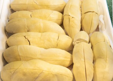 Durian kabuğu yemeye hazır. Durian, Asyalılar için çok popüler ve yüksek fiyatlı bir meyvedir..