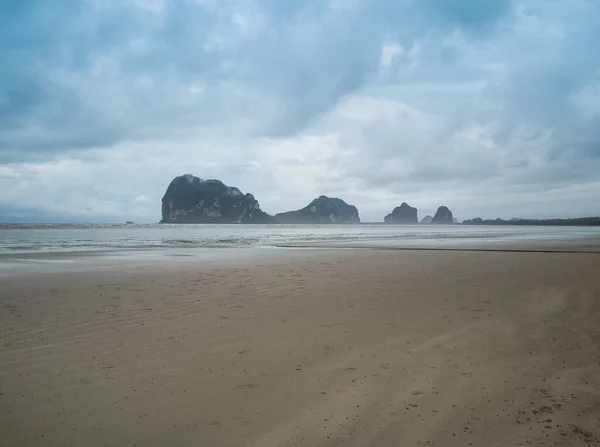 Sandy Beach Mysterious Island Morning Fog Southern Thailand — Stock Photo, Image