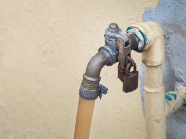 Paslı musluk eski cıvatalarla kilitlenmiş. Metninizi yerleştirmek için boşluk ile.