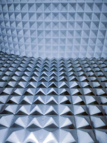 Illusion Von Scharfen Pyramidenförmigen Kunststoffelementen Geometrisch Strukturiert Und Hintergrund Abstrakte — Stockfoto