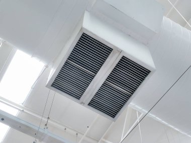 Alışveriş merkezinin ya da fabrika binasının tavanına havalandırma borusu yerleştirilmiş..