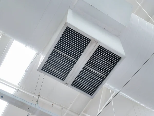 ショッピングモール又は工場棟の天井に設置されている換気管 — ストック写真