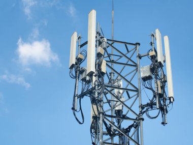 LTE, GSM, 2G, 3G, 4G, 5G hücresel iletişim kulesi. Telekomünikasyon kulesi bulutlu mavi gökyüzüne karşı.