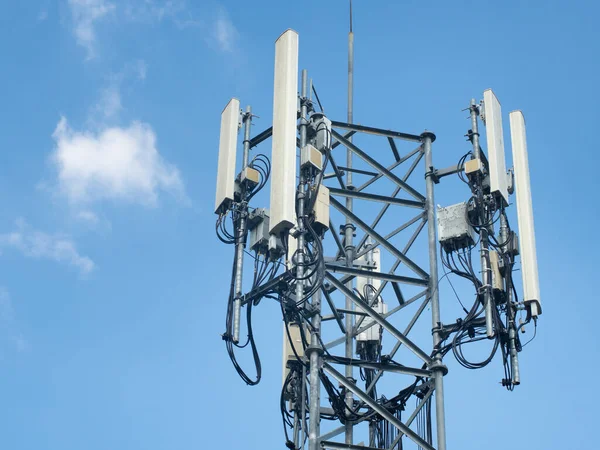 LTE, GSM, 2G, 3G, 4G, 5G hücresel iletişim kulesi. Telekomünikasyon kulesi bulutlu mavi gökyüzüne karşı.