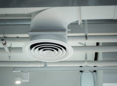Alışveriş merkezinin ya da fabrika binasının tavanına havalandırma borusu yerleştirilmiş..