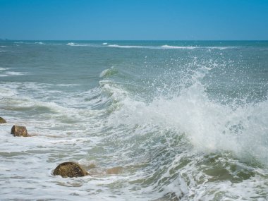 Okyanus dalgaları kıyıya vuruyor. Deniz Kenarı Dalgalar Görünümü.