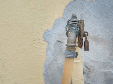 Paslı musluk eski cıvatalarla kilitlenmiş. Metninizi yerleştirmek için boşluk ile.