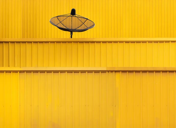 Δορυφορικό Πιάτο Εγκατεστημένο Κίτρινο Δοχείο Δορυφορική Τηλεόραση Τοποθετημένη Στην Οροφή — Φωτογραφία Αρχείου