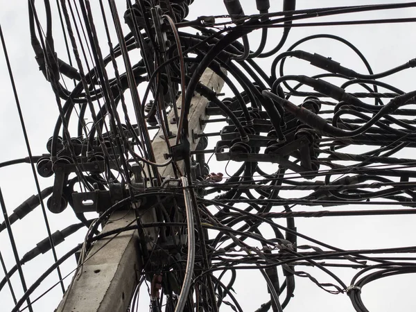 Sok Elektromos Kábel Vezeték Telefonvonal Villanypóznán Kábelek Vezetékek Káosza Bangkokban — Stock Fotó