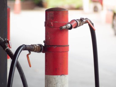 Servis istasyonlarına yüklenmiş LPG gaz dağıtım boru hatları.