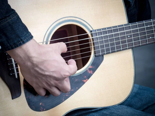 Mão Masculina Tocando Guitarra Popular Bonita Homem Tocar Guitarra Acústica — Fotografia de Stock