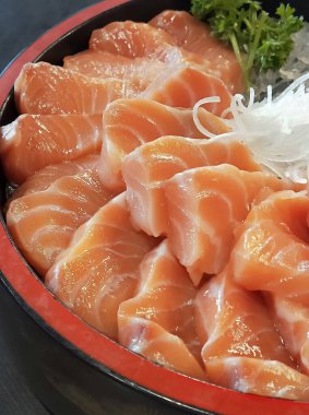 Taze sashimi somon fileto kasede. Sebzeli Japon Yemeği, Seçici Odaklanma.