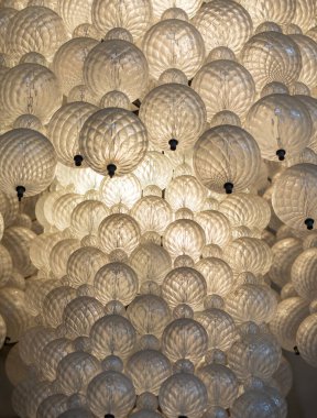 Tavan arkaplanından sarkan parlak ampul. İç nesneler.