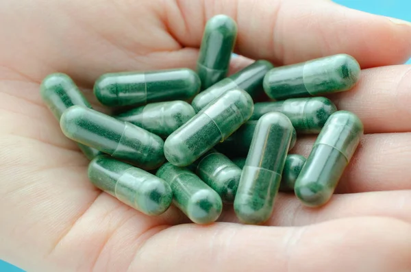 Groene Capsule Pillen Bij Hand Geneesmiddelengebruik Ziekenhuizen Apotheken Genezing Voor — Stockfoto
