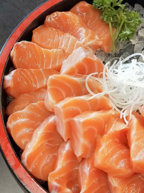 Taze sashimi somon fileto kasede. Sebzeli Japon Yemeği, Seçici Odaklanma.