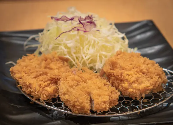 Domuz Eti Domuz Eti Kızarmış Ekmek Dilimlenmiş Lahana Japon Yemeğiyle — Stok fotoğraf