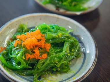 Karides yumurtalı Hiyashi wakame chuka, susamlı Japon yosunu..